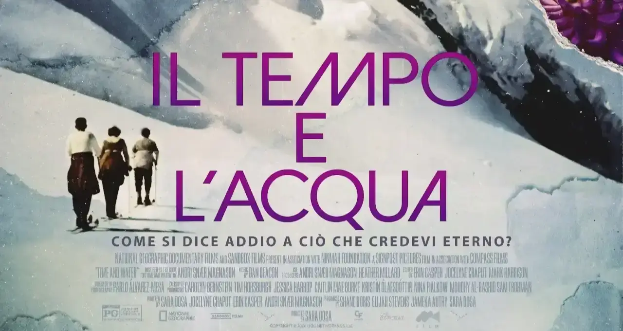 Locandina del documentario Il tempo e l'acqua con tre persone che camminano su un ghiacciaio sotto il titolo in viola
