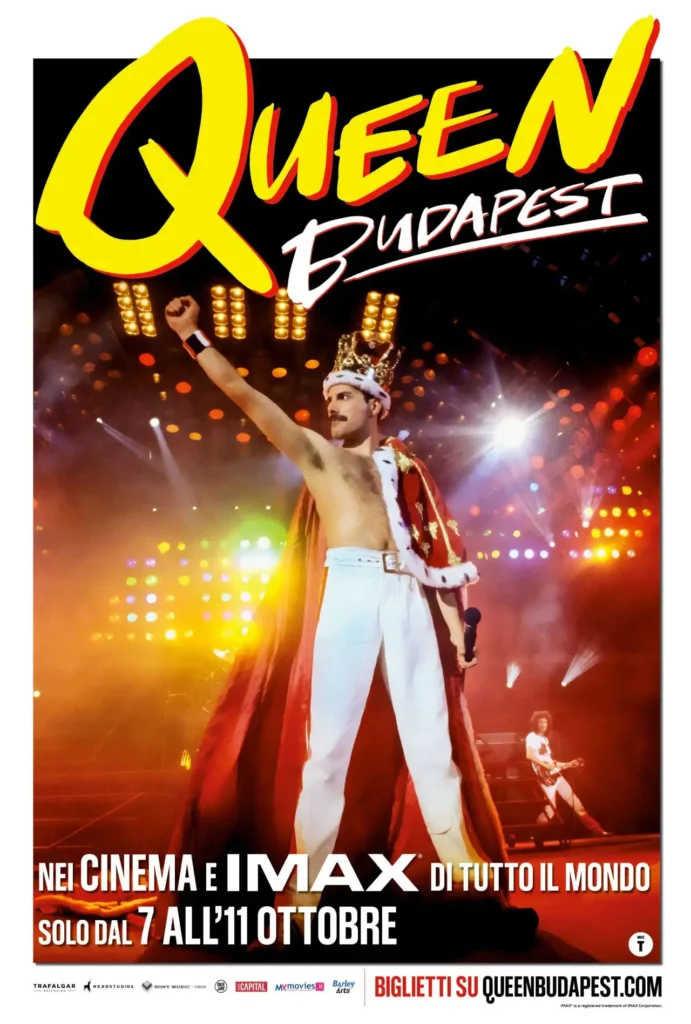 Locandina del film Queen Budapest con Freddie Mercury che indossa corona e mantello sul palco, al cinema dal 7 all'11