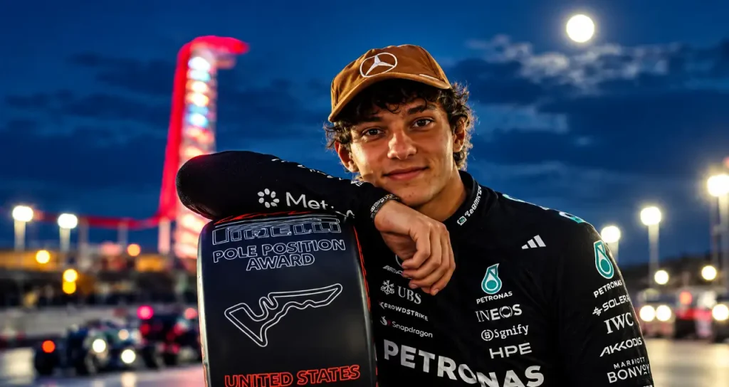 Kimi Antonelli in tuta Mercedes PETRONAS sorride appoggiato al trofeo "Pole Position Award" del Gran Premio USA, sfondo