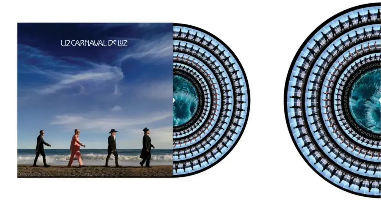 Copertina di Carnaval De Luz degli U2 con i quattro membri in fila che camminano su una spiaggia al tramonto e il vinile