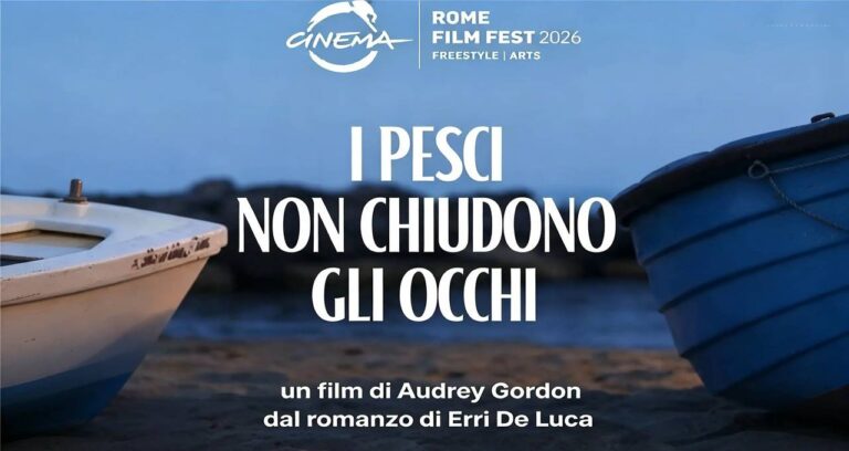 Locandina del film I pesci non chiudono gli occhi di Audrey Gordon con due barche su una spiaggia al tramonto