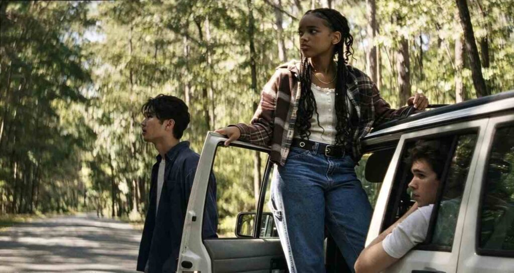 Tre ragazzi in un bosco vicino a un'auto bianca, scena tratta dal trailer del film horror It Ends in uscita il 28 ottobre