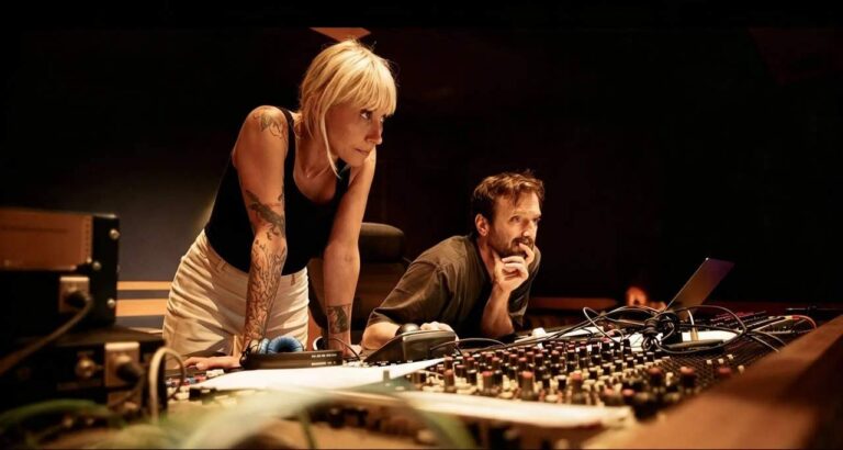 Cesare Cremonini e una collaboratrice lavorano insieme alla console di registrazione per il nuovo album Amateur