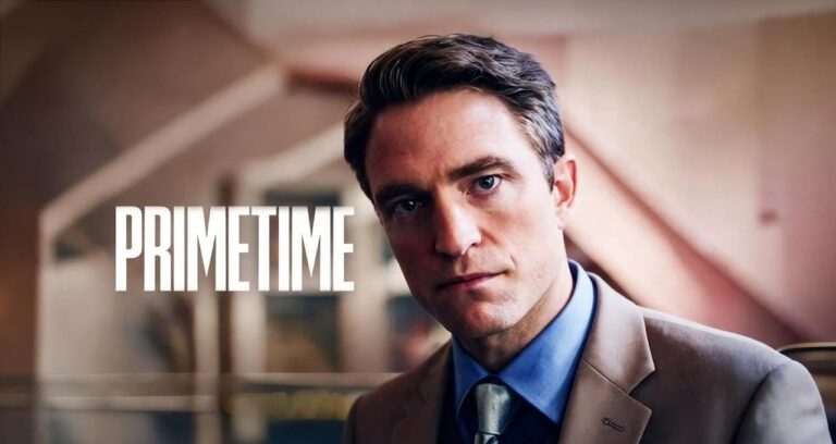 Robert Pattinson in primo piano con giacca beige e camicia azzurra accanto alla scritta Primetime del nuovo thriller A24