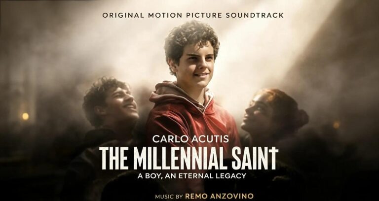 Locandina della colonna sonora di Carlo Acutis. The Millennial Saint con il volto del giovane al centro tra due ragazzi