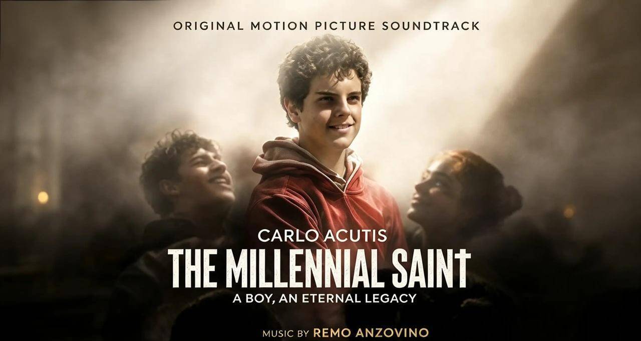 Locandina della colonna sonora di Carlo Acutis. The Millennial Saint con il volto del giovane al centro tra due ragazzi