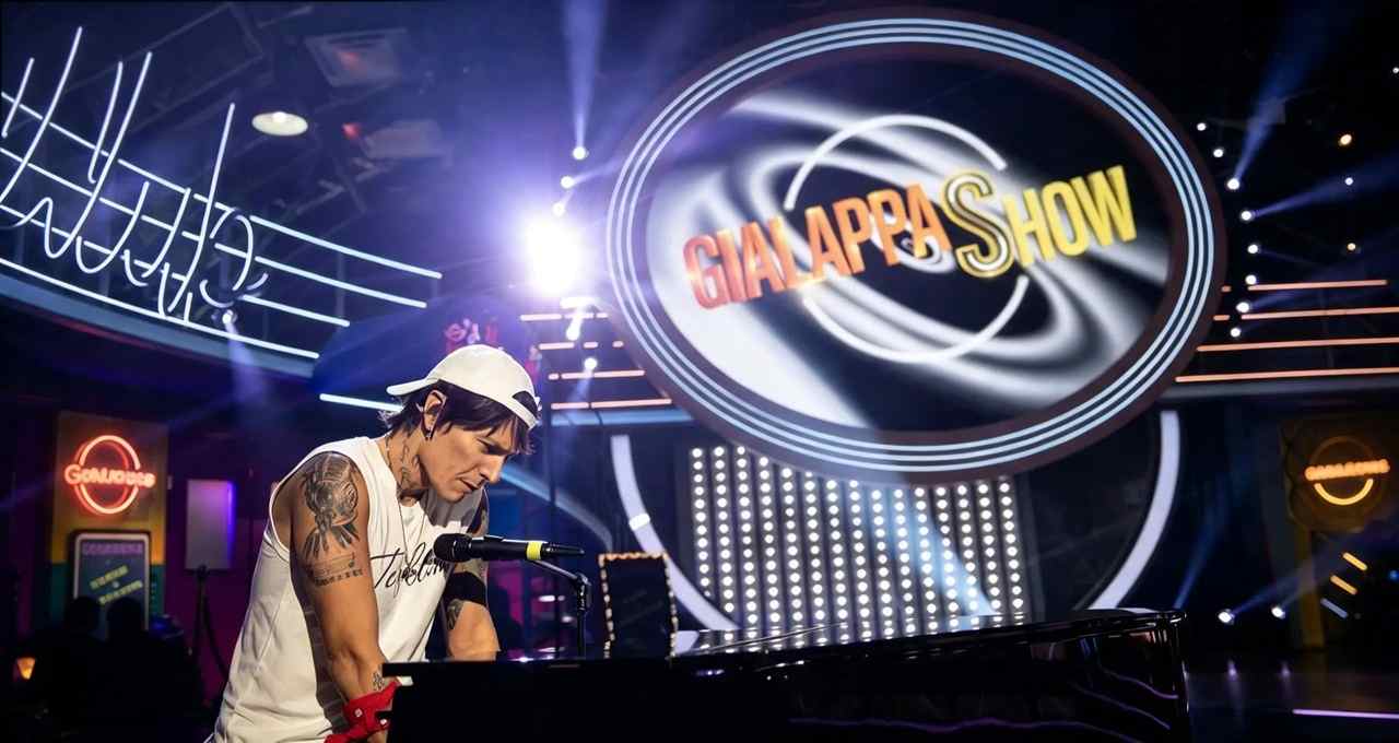 Giovanni Vernia nei panni di Terzultimo esegue una parodia al pianoforte sul palco del GialappaShow
