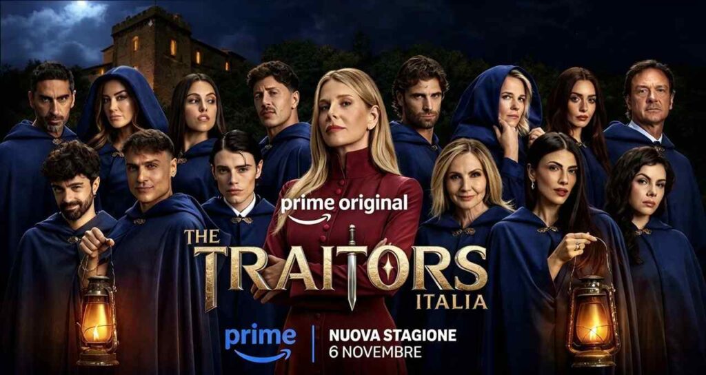 Locandina di The Traitors Italia 2 con il cast in mantello blu e la conduttrice al centro, tra inganni e un traditore