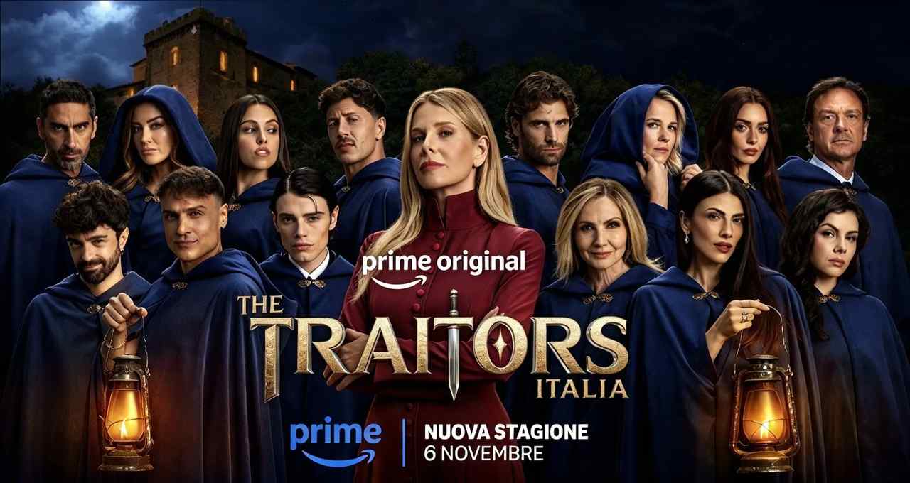 Locandina di The Traitors Italia 2 con il cast in mantello blu e la conduttrice al centro, tra inganni e un traditore