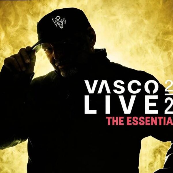 Silhouette di Vasco Rossi con cappellino su sfondo giallo fumoso, con la scritta promozionale Vasco Live 26 The Essentials