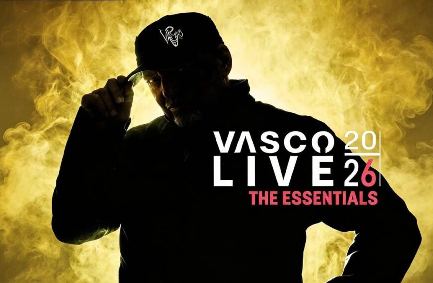 Silhouette di Vasco Rossi con cappellino su sfondo giallo fumoso, con la scritta promozionale Vasco Live 26 The Essentials
