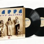 Copertina dell'album Zoot Allures di Frank Zappa con quattro musicisti in posa su sfondo beige e due vinili neri visibili a