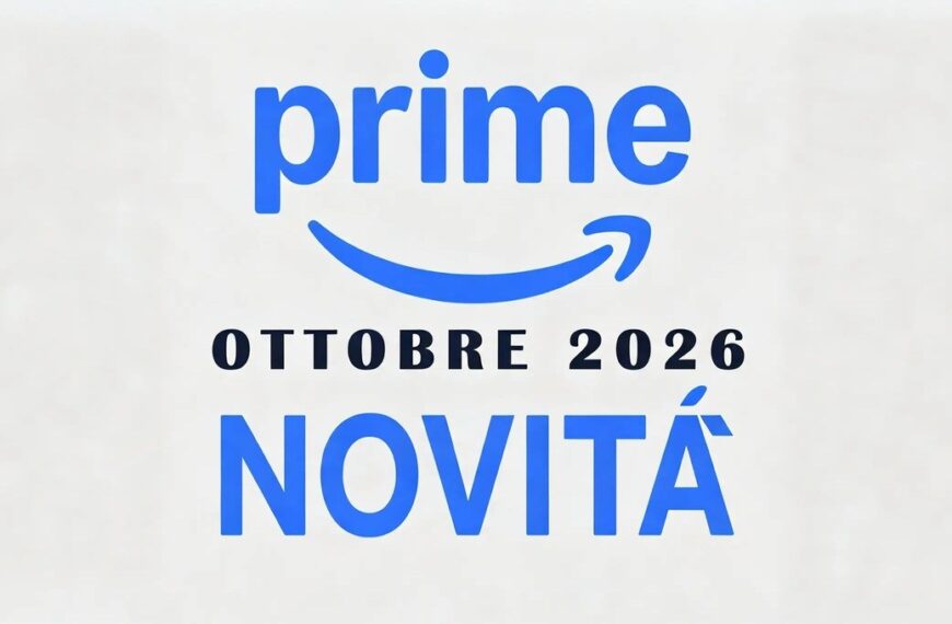 Logo blu di Prime Video con la scritta Ottobre 2026 Novità su sfondo chiaro per l'articolo sulle novità Prime Video