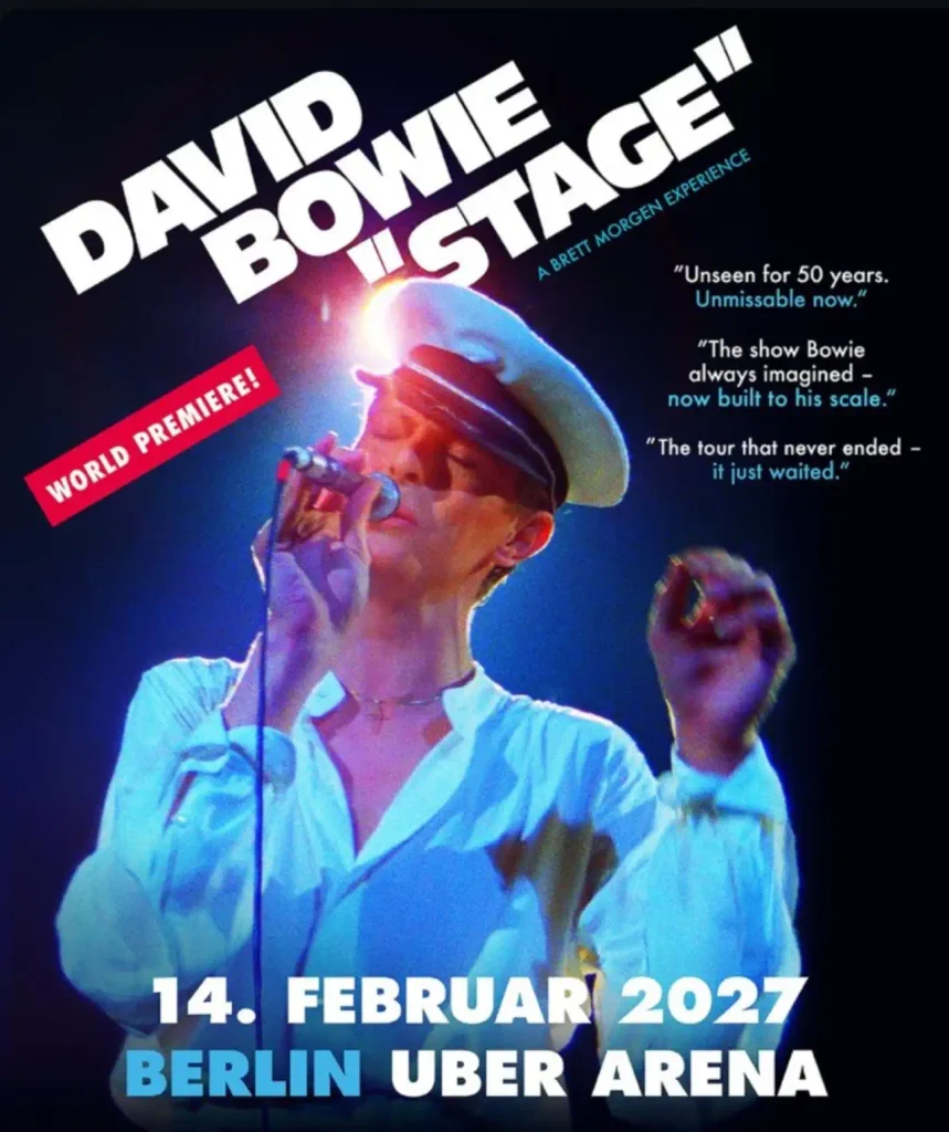 David Bowie sul palco in giacca bianca e berretto da marinaio mentre canta al microfono, titolo gigante "DAVID BOWIE