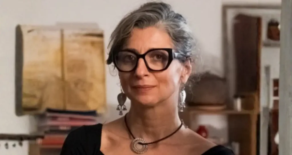 Francesca Albanese, Speciale delle Nazioni Unite, ritratta in primo piano con occhiali scuri e collana in un interno