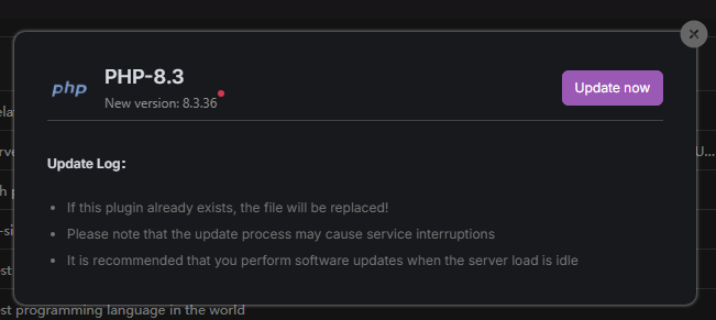 Finestra scura di aaPanel con titolo PHP-8.3, pulsante viola "Update now", e testo log che indica istruzioni e avvisi
