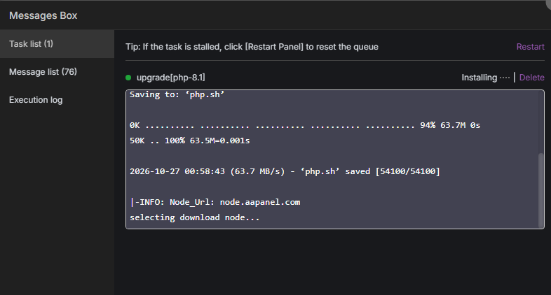 Interfaccia scura di aaPanel con finestra di log che mostra il salvataggio di "php.sh", percentuali di download e messaggio