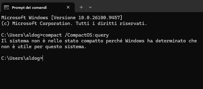 Schermata nera del Prompt dei comandi di Windows con testo bianco che mostra il comando "compact /CompactOS:query" e la
