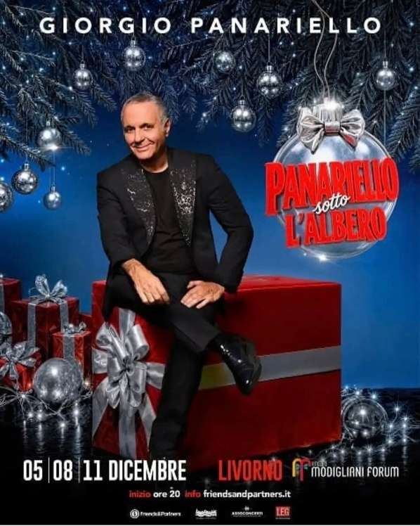 Giorgio Panariello seduto su una pedana rossa davanti a sfondo blu con decorazioni natalizie e logo "Panariello sotto