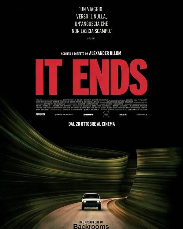 Locandina del film horror IT ENDS con un'auto che percorre una strada buia tra pareti astratte, in uscita il 28 ottobre