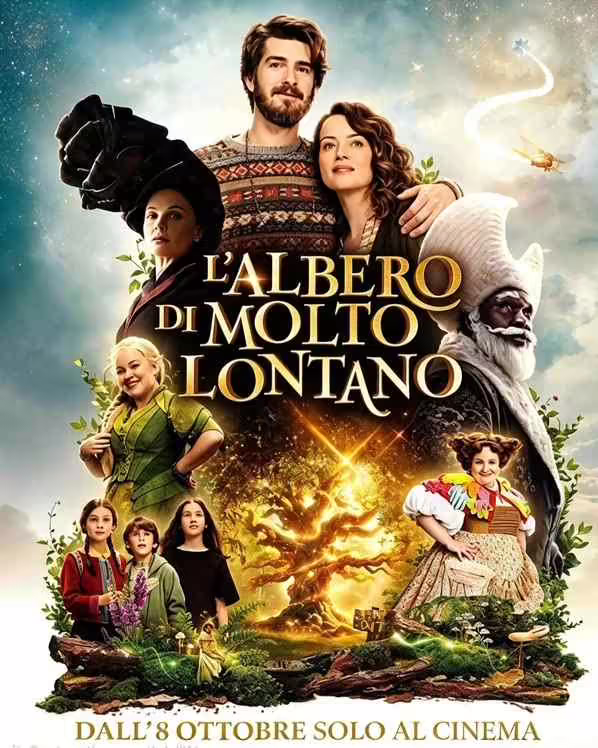 Locandina del film L'albero di molto lontano, in uscita l'8 ottobre al cinema, con il cast principale e un albero luminoso