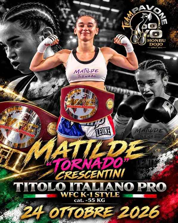 Matilde Crescentini sorridente sul ring con cintura da campionessa, guantoni bianchi, sfondo collage in bianco e nero e