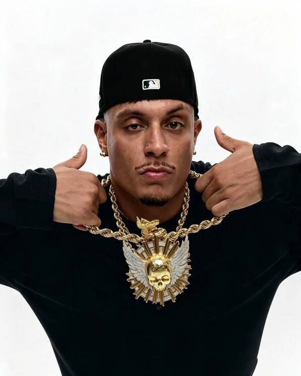 Il rapper Nerissima Serpe indossa un cappellino nero e una vistosa collana dorata con un ciondolo a forma di teschio alato