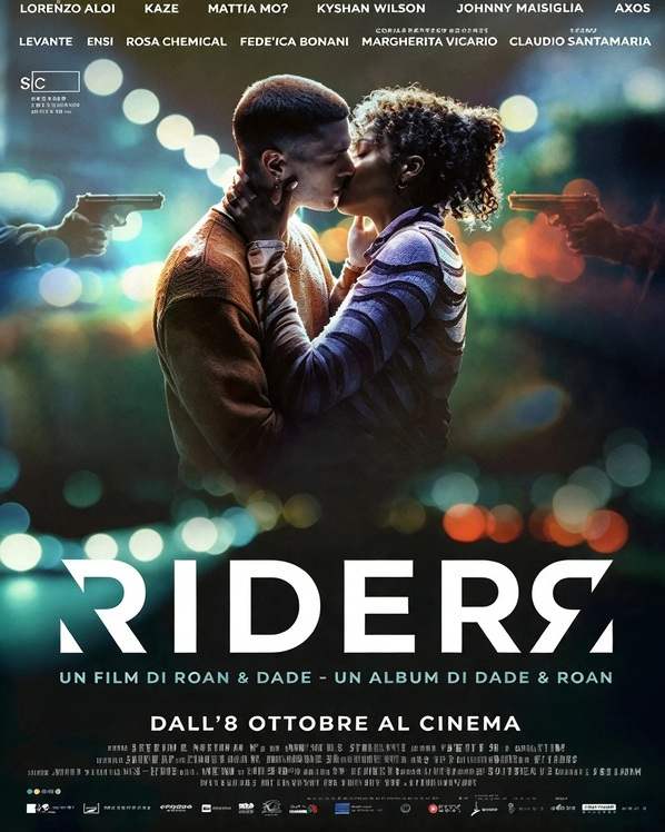 Locandina del film RIDER con due giovani che si baciano in primo piano, circondati da luci sfocate e minacciati da pistole
