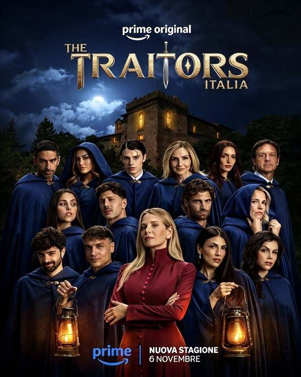Locandina di The Traitors Italia 2 con il cast in mantello blu davanti a un castello e una donna in rosso al centro