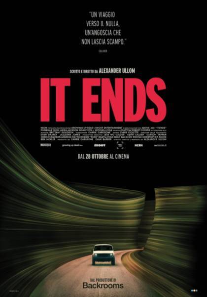 Locandina nera del film It Ends con titolo rosso al centro, auto bianca che percorre una strada curvata e sfocata verso il