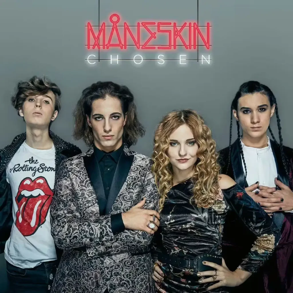 I Måneskin posano insieme per la copertina dell'EP Chosen con la scritta luminosa rossa del nome della band sullo sfondo