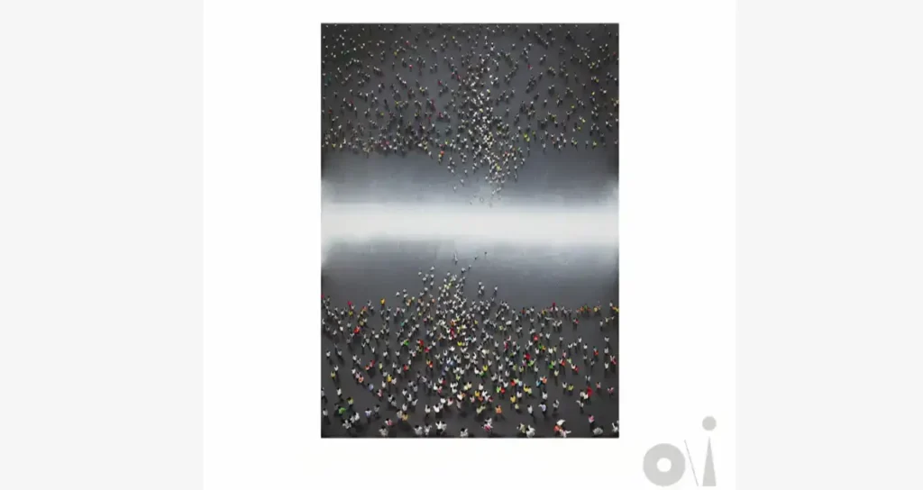 Coperta verticale con sfondo grigio scuro e fascia orizzontale chiara al centro, piccole figure colorate sparse che si