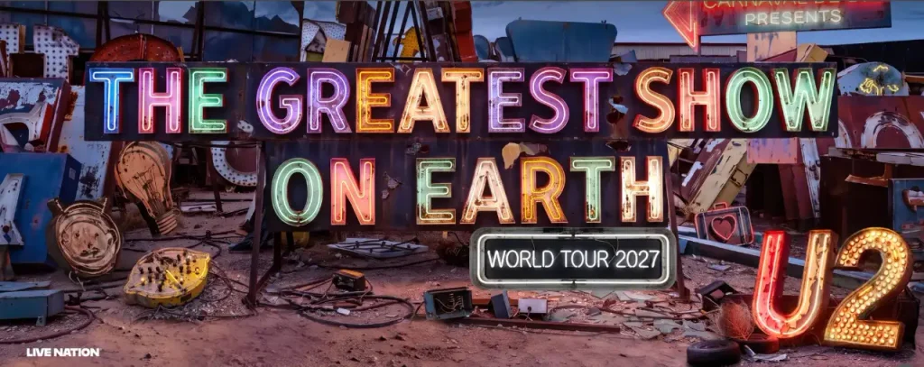 Insegna al neon con la scritta U2 The Greatest Show On Earth World Tour 2027 in un deposito di vecchie insegne nel deserto